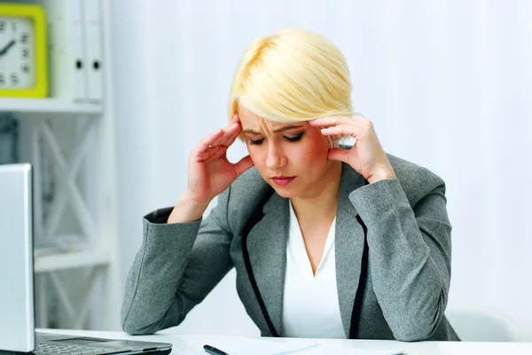 Hermosa mujer de negocios pensando — Foto de Stock