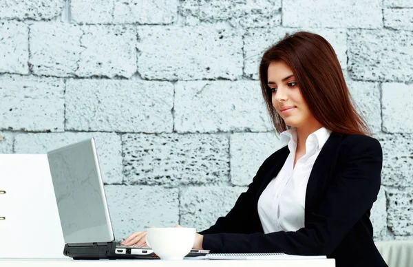 Geschäftsfrau sitzt im Büro am Tisch — Stockfoto