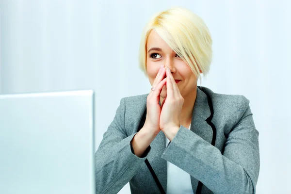 Geschäftsfrau sitzt an ihrem Arbeitsplatz — Stockfoto