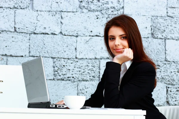 Empresária sentada à mesa no escritório — Fotografia de Stock