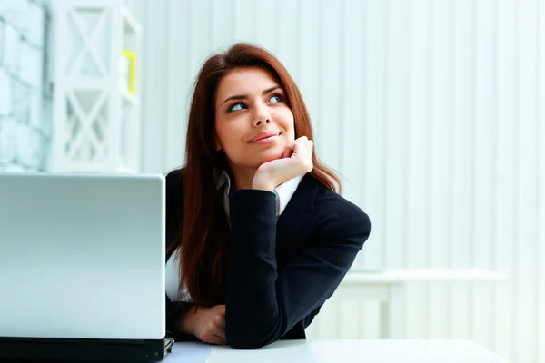 Kobieta siedzi na jej miejscu pracy — Zdjęcie stockowe