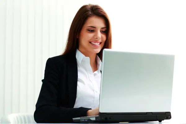 Affärskvinna att skriva på den bärbara datorn — Stockfoto