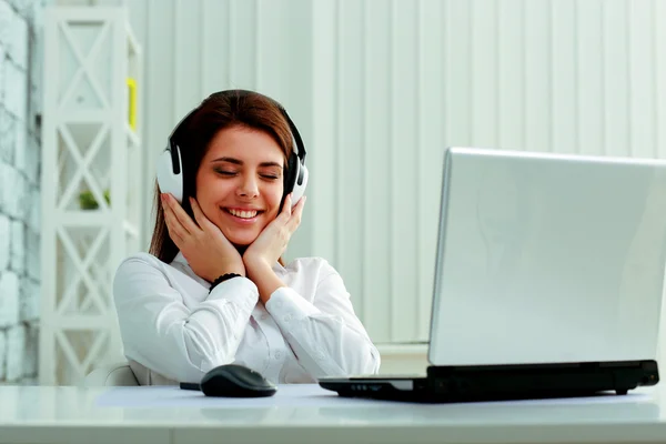 Empresaria escuchando música en auriculares — Foto de Stock