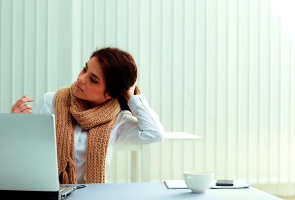Pengusaha wanita duduk di tempat kerjanya — Stok Foto