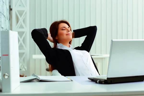 Empresária descansando no escritório — Fotografia de Stock