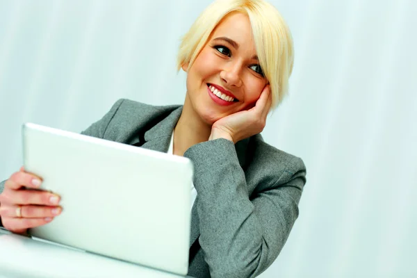 Businesswoman holding tablet computer — Stock Photo, Image
