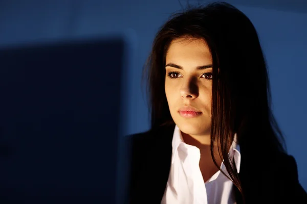 Tired businesswoman working at night — Stock Photo, Image