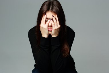 Elleri başının üstünde bir kadın.