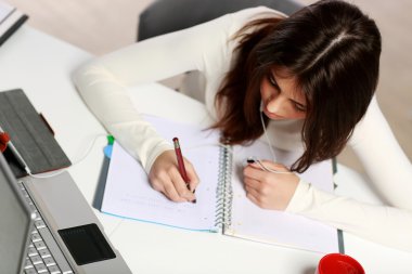 Genç düşünceli öğrenci