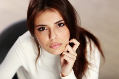 Genç düşünceli kadın.