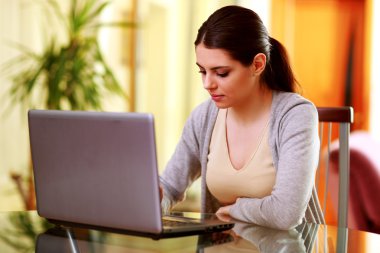 dizüstü bilgisayarda çalışan kadın