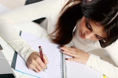 Öğrenci ödevini yapıyor