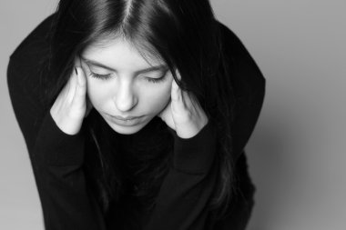 Elleri başının üstünde bir kadın.