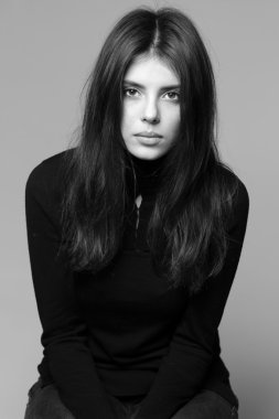 üzgün esmer kadın