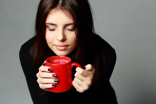 Frau riecht das Aroma von Kaffee — Stockfoto