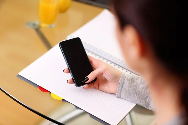 Woman hand holding smartphone — Stock Photo, Image