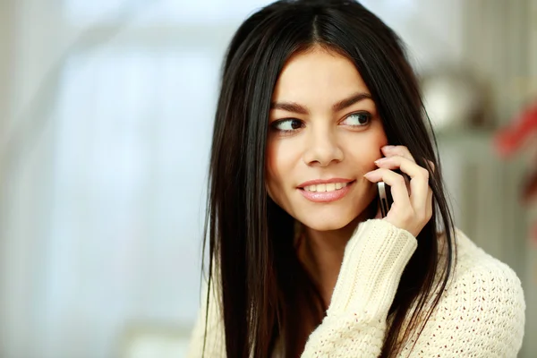 Alegre jovem mulher falando no telefone — Fotografia de Stock