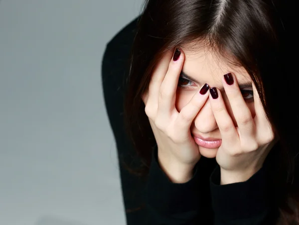 Woman with hands over her head — Stock Photo, Image