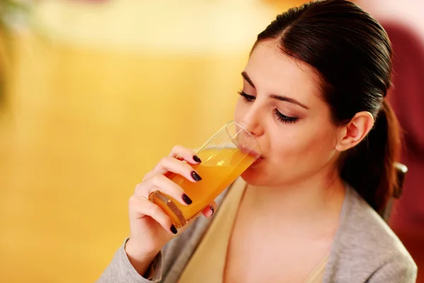 喝橙汁的女人 — 图库照片