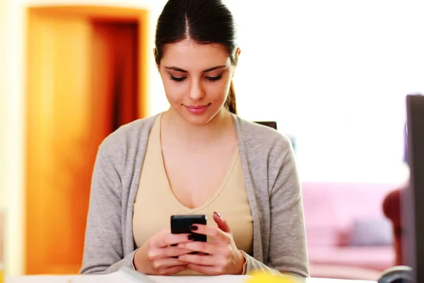 Woman typing on smartphone — Stock Photo, Image