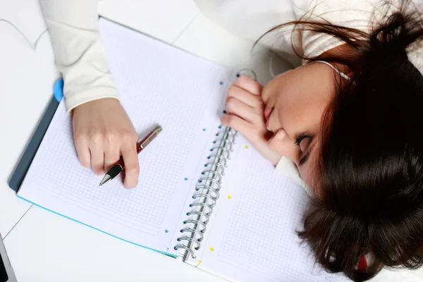 Studentin am Tisch eingeschlafen — Stockfoto