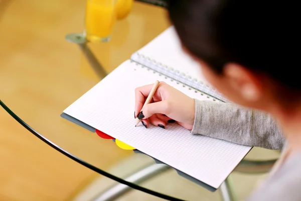 Vrouwelijke hand schrijven notities — Stockfoto