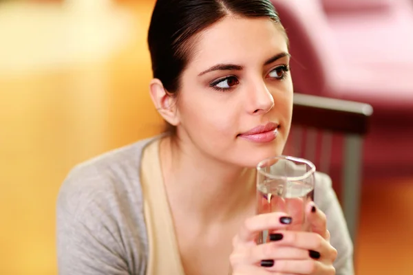 Kvinna anläggning glas med vatten — Stockfoto