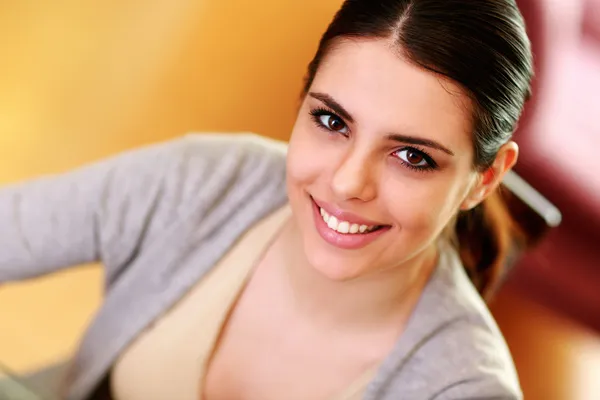 Mujer feliz en casa — Foto de Stock