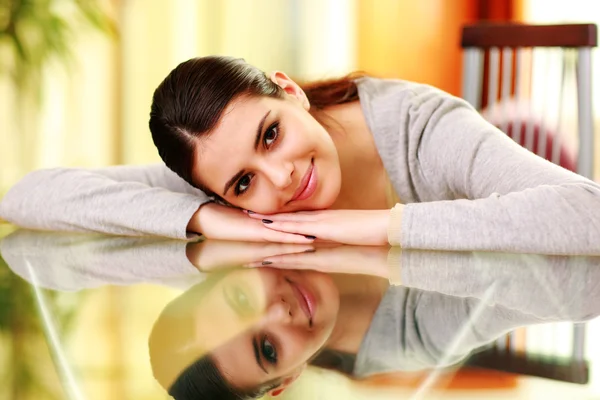 Mujer acostada en la mesa en casa — Foto de Stock