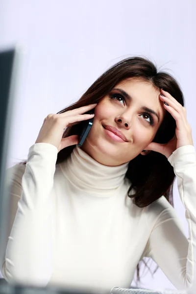 Mulher falando ao telefone — Fotografia de Stock