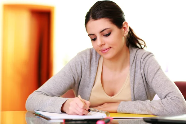 Kobieta pisząca notatki w domu — Zdjęcie stockowe