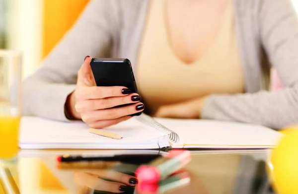 Mulher mão segurando smartphone — Fotografia de Stock