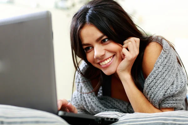 Mulher deitada no chão com laptop — Fotografia de Stock