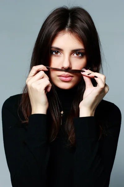 Frau macht Schnurrbart — Stockfoto