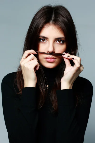 Mujer haciendo bigote —  Fotos de Stock