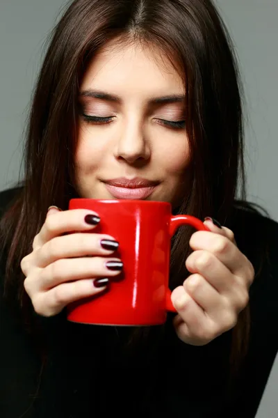 Frau riecht das Aroma von Kaffee — Stockfoto