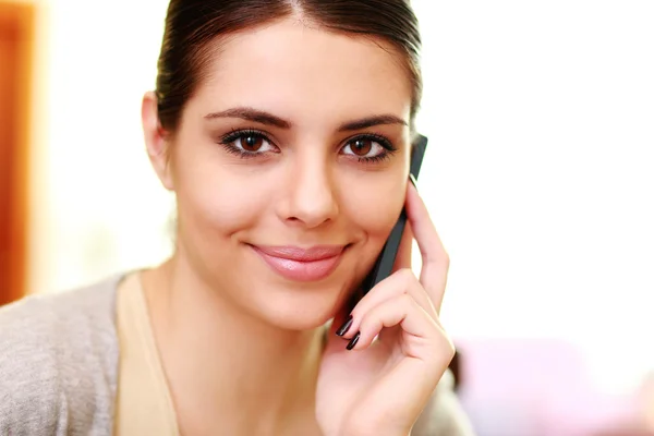 Bir telefonda konuşmak mutlu bir kadın — Stok fotoğraf