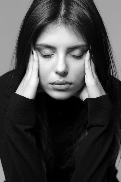 Retrato de una mujer pensativa — Foto de Stock