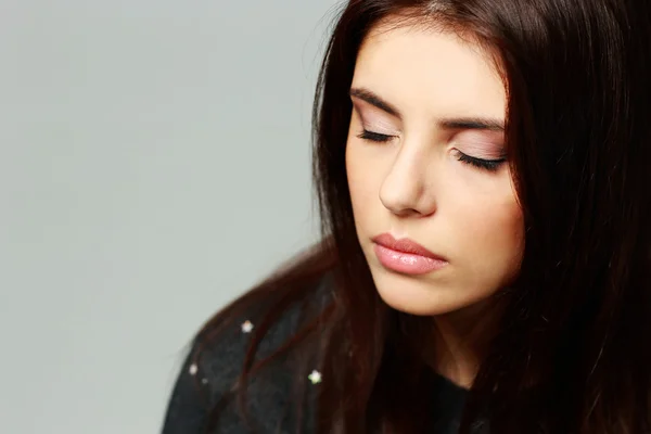 Mujer con los ojos cerrados — Foto de Stock