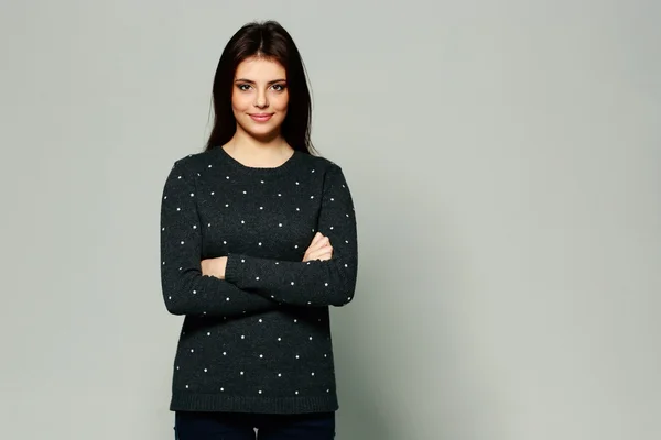 Smiling woman with arms folded — Stock Photo, Image