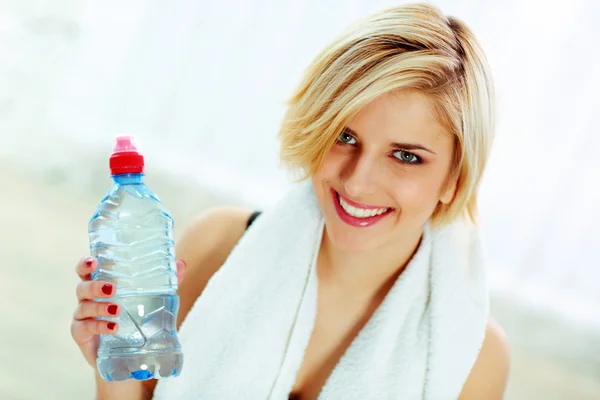 Kobieta sprawny z butelka wody — Zdjęcie stockowe