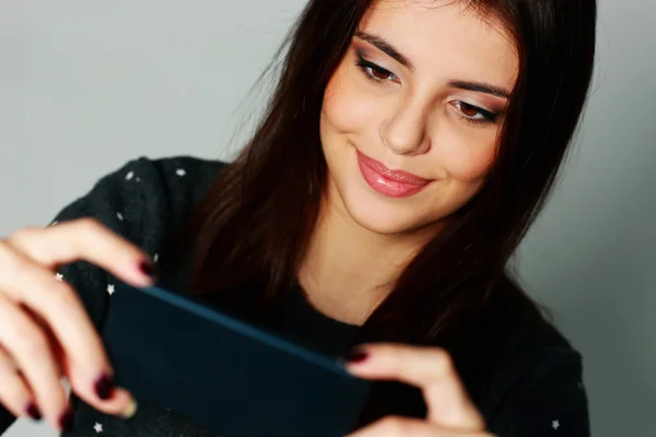 Vrouw zelf foto maken — Stockfoto