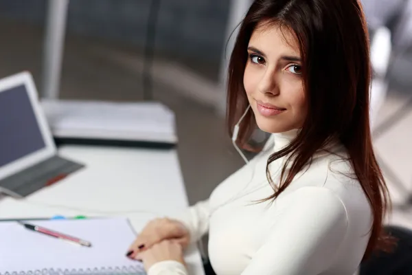 Studentin lernt am Tisch — Stockfoto