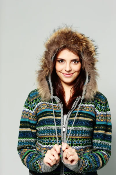 Frau im warmen Winteroutfit — Stockfoto