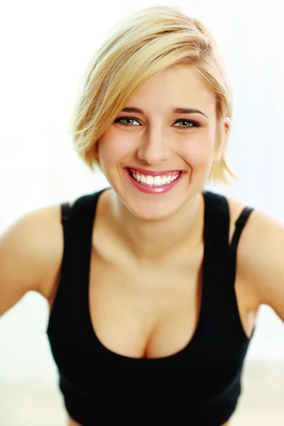 Joven sonriente mujer en forma —  Fotos de Stock