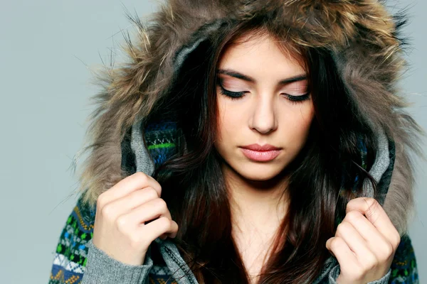 Mulher em roupa de inverno quente com olhos fechados — Fotografia de Stock