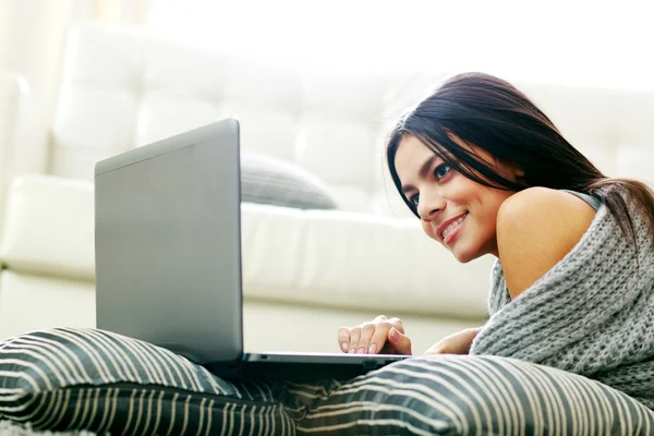 Kobieta, leżąc i korzysta z laptopa — Zdjęcie stockowe