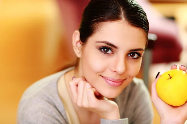 Frau mit gelbem Apfel — Stockfoto