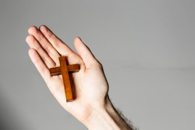 ahşap tutan erkek ellerini çapraz