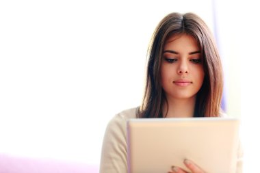 Tablet bilgisayar kullanan kadın